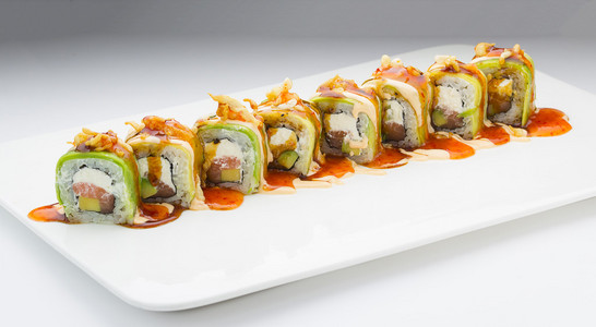 寿司的牛油果三文鱼和奶酪.紧缩的面包卷.与美味的酱汁.