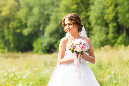 美丽的新娘，与室外的花束