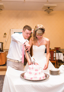 新娘和新郎削减他们的婚礼蛋糕