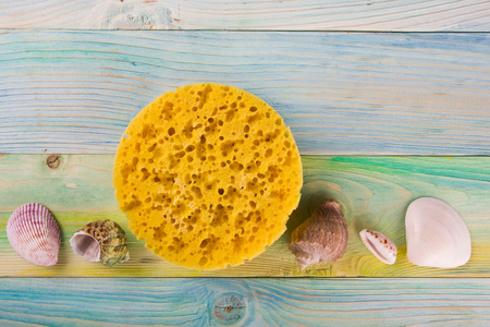 夏季海度假样机背景。笔记本空白页与蓝绿色的木桌上的旅行项目。海贝壳 鹅卵石 顶视图