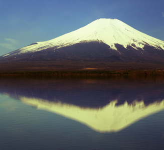 用镜子反射在湖，日本的富士山视图