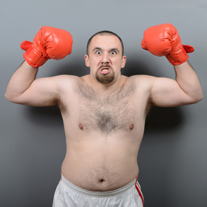 有趣的脂肪拳击手在灰色背景下的肖像