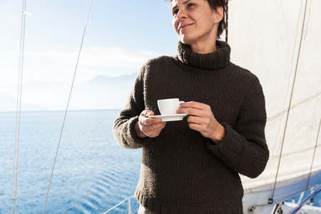 女人使帆在船上喝咖啡休息时间图片