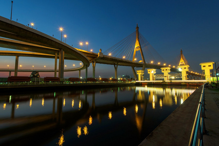 普密蓬的悬索桥，黄昏，在曼谷