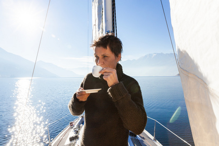 女人使帆在船上喝咖啡休息时间