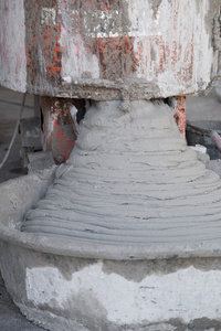 浇注水泥或托盘为建设社会主义从水泥搅拌机砂浆