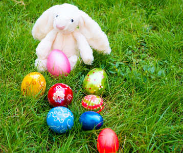 复活节彩蛋与兔子的草地上