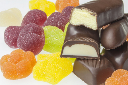 我们爱甜凝胶糖果和巧克力。不健康的饮食。儿童肥胖的风险。糖果和巧克力的详细的视图