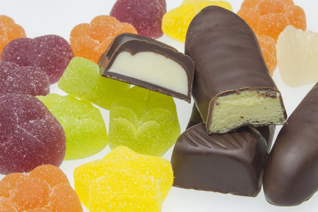 我们爱甜凝胶糖果和巧克力。不健康的饮食。儿童肥胖的风险。糖果和巧克力的详细的视图