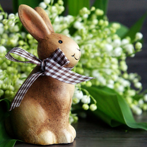 复活节兔子装饰和山谷百合
