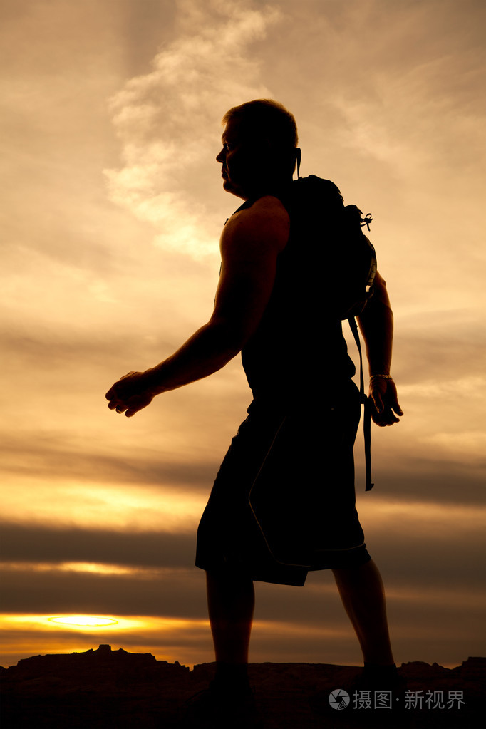 背包行走的人的剪影