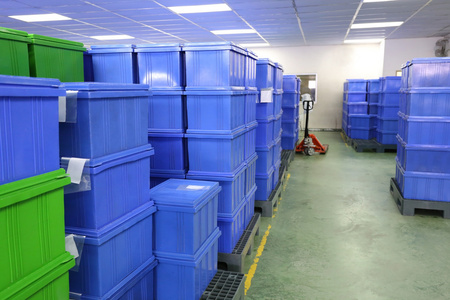 蓝色塑料盒产品在工业厂室