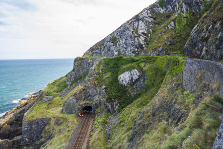 通过石岩石山在爱尔兰海岸的铁路。布雷美国使馆