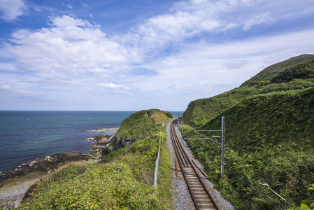 通过石岩石山在爱尔兰海岸的铁路。布雷美国使馆