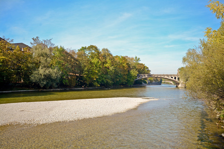 在德国慕尼黑，巴伐利亚欧洲 Isar 河桥河畔