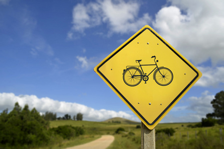健康的生活方式在骑自行车自然道路标志