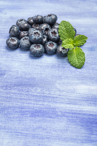 新鲜的蓝莓和薄荷叶