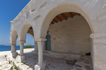 令人惊异的白色做礼拜和在 Parakia 小镇，洛斯，Cyclades 海景