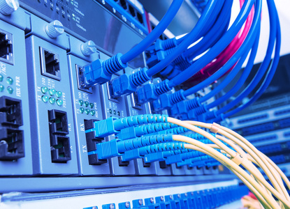 纤维光缆连接到光纤端口和网络电缆