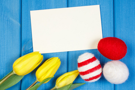 新鲜的郁金香和复活节鸡蛋裹着羊毛字符串 复活节装饰，纸页上的文本副本空间