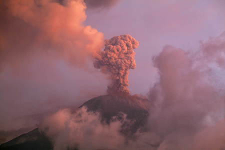 通古拉瓦火山冒烟