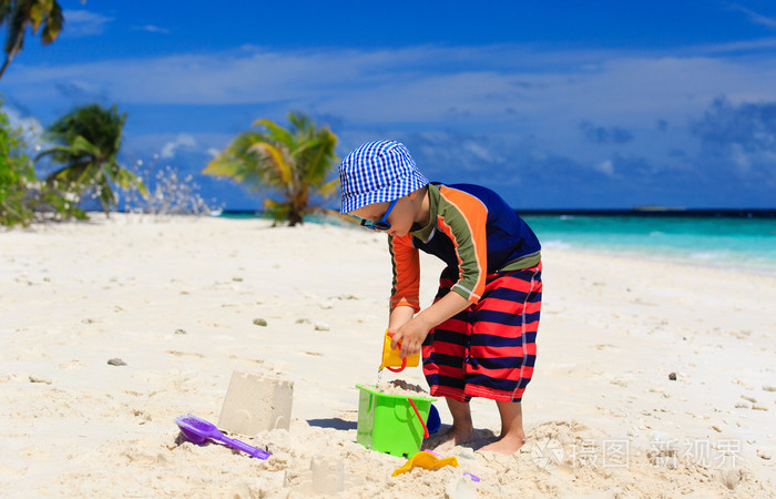 小男孩在沙滩上玩沙子