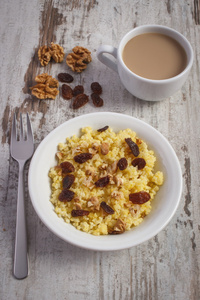 熟小米去壳白板和杯咖啡奶 健康食品与营养