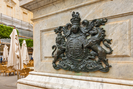 在维多利亚女王纪念碑在瓦莱塔，马耳他共和国广场上的标志