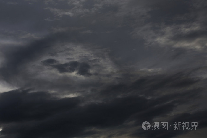 黑色的云在黑暗的天空,夜晚天空的万圣节背景