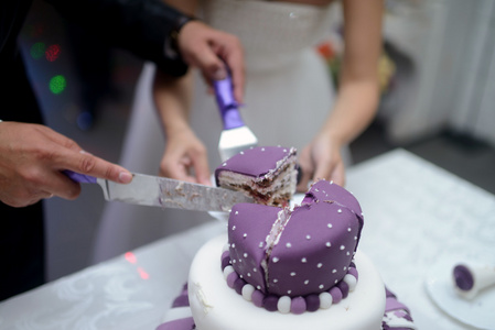 新娘和新郎切婚礼蛋糕