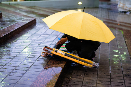 在雨中卖雨伞图片