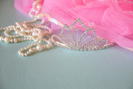 婚礼复古皇冠新娘珍珠和粉红色面纱。 婚礼