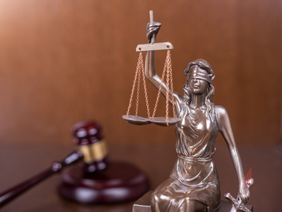 正义和木槌，法律概念的雕像