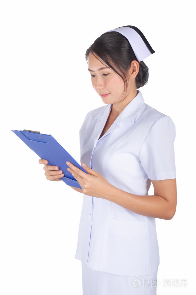 护士在病人图表穿着白色制服又看着