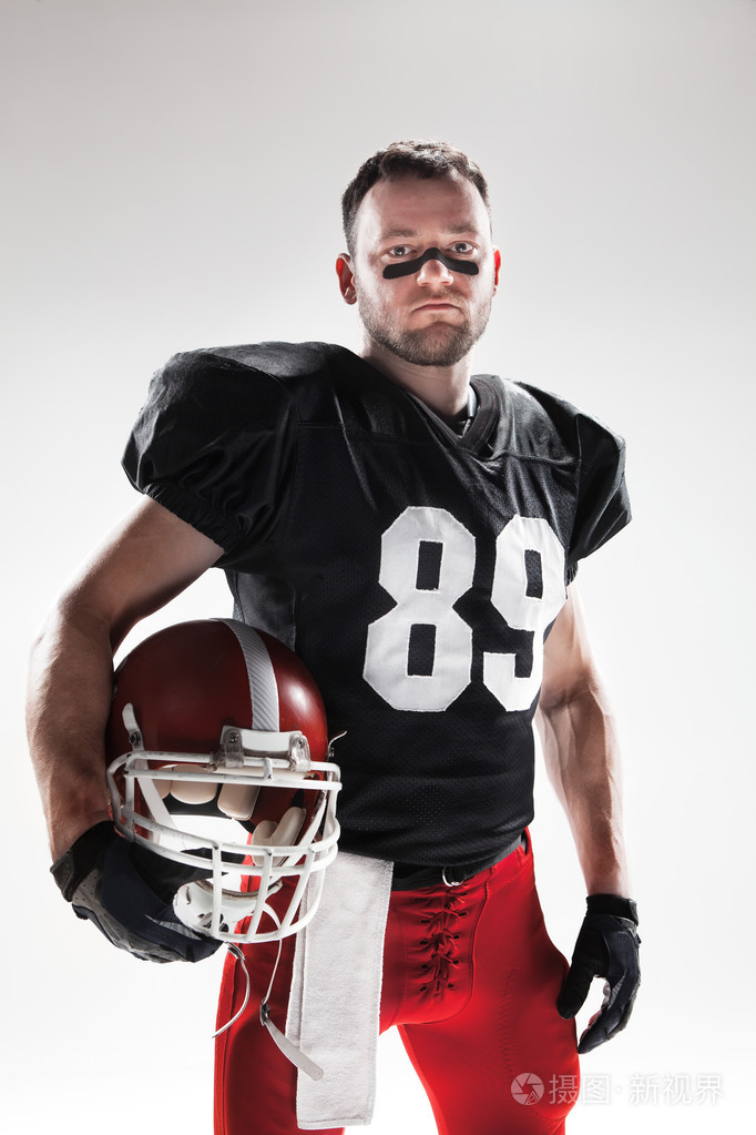 美式足球球员和球在白色背景上的合影