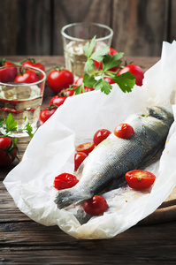 用西红柿煮熟的海鲈鱼
