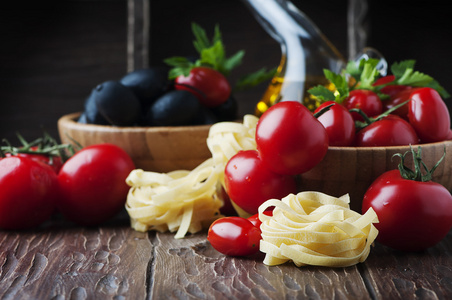 意大利意大利面配番茄和橄榄