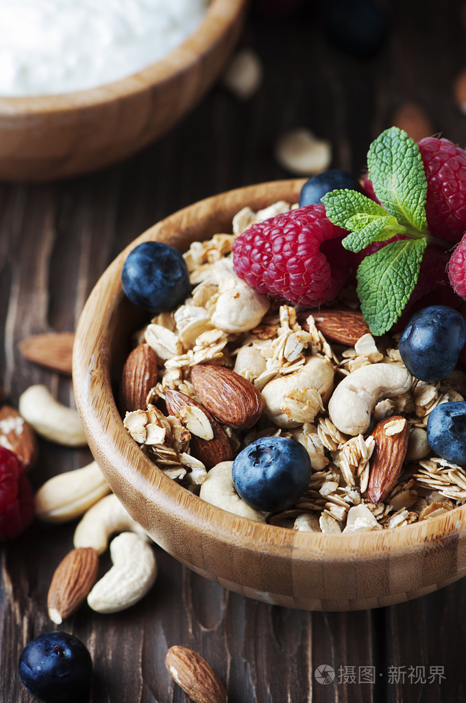 自制与浆果和坚果麦片