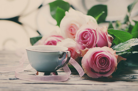 粉红玫瑰和咖啡