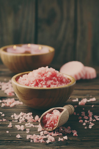 粉红盐温泉治疗的概念图片