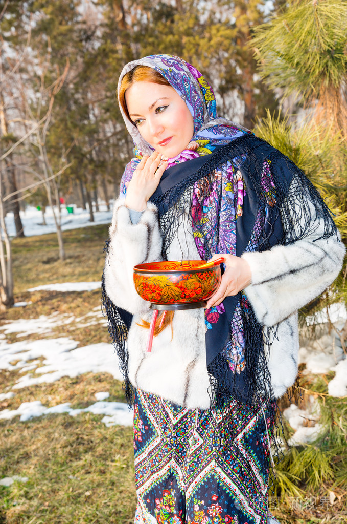 俄罗斯风格的雪背景上