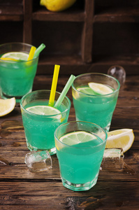 绿色鸡尾酒与柠檬和冰