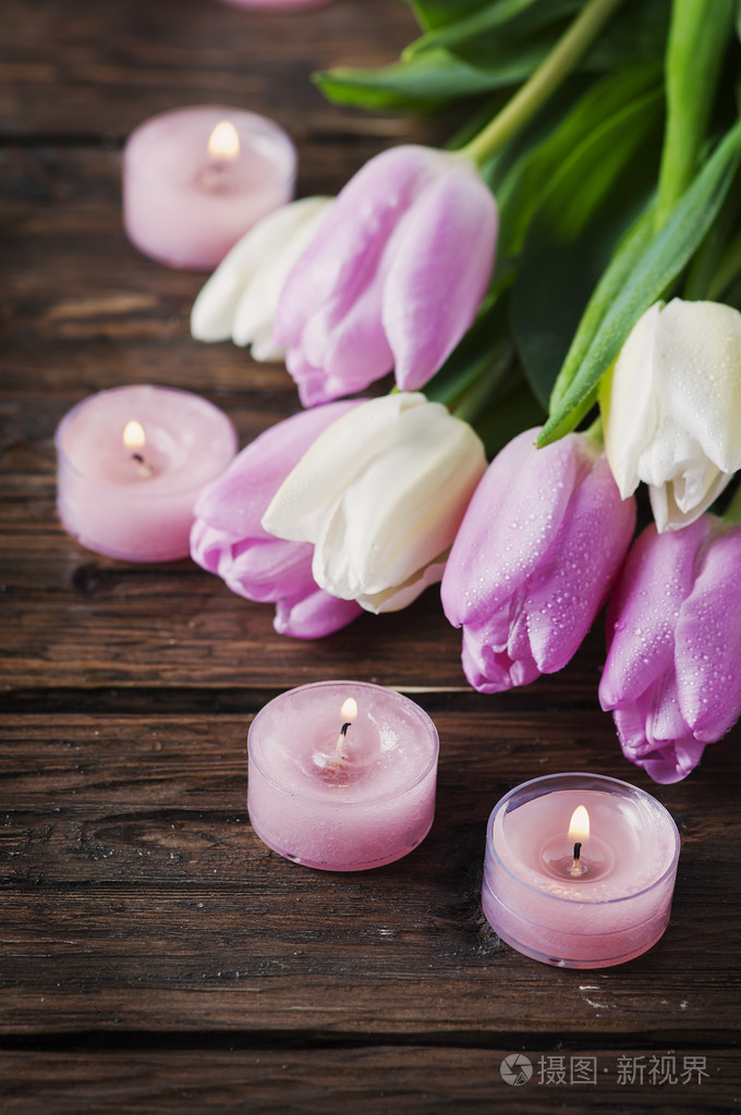 粉色和白色的郁金香和蜡烛