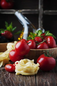 意大利意大利面配番茄和橄榄