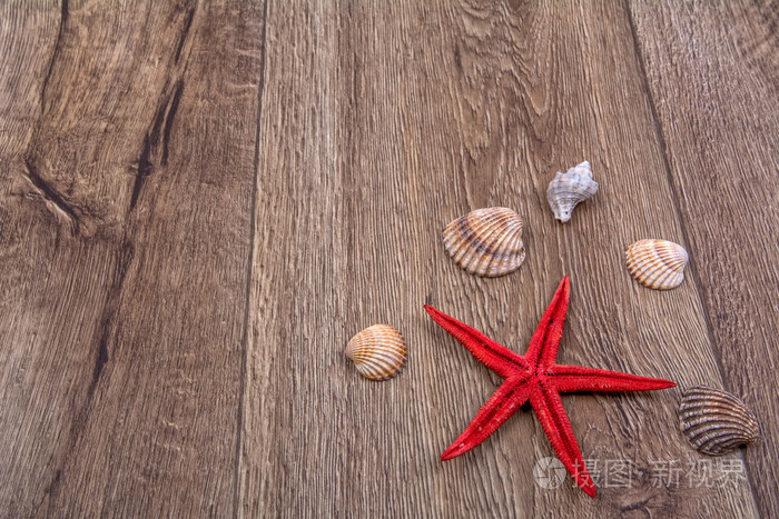 木制的背景海星和海贝壳