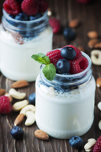 健康酸奶与浆果和坚果