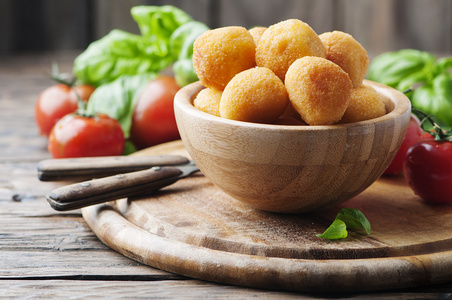 炸马苏里拉传统的意大利炸的球的马苏里拉照片