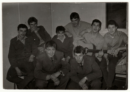 老式照片显示士兵在军营里摆姿势。 他们中的一个