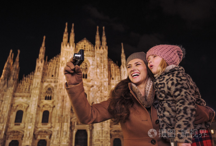 快乐的母女在米兰观光和拍照
