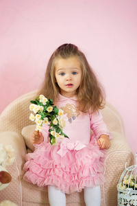 可爱的小女孩穿着粉红色的连衣裙花